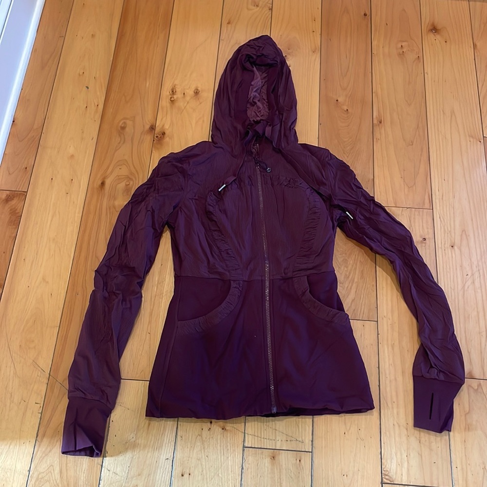Lululemon zip up jacket maroon size 6